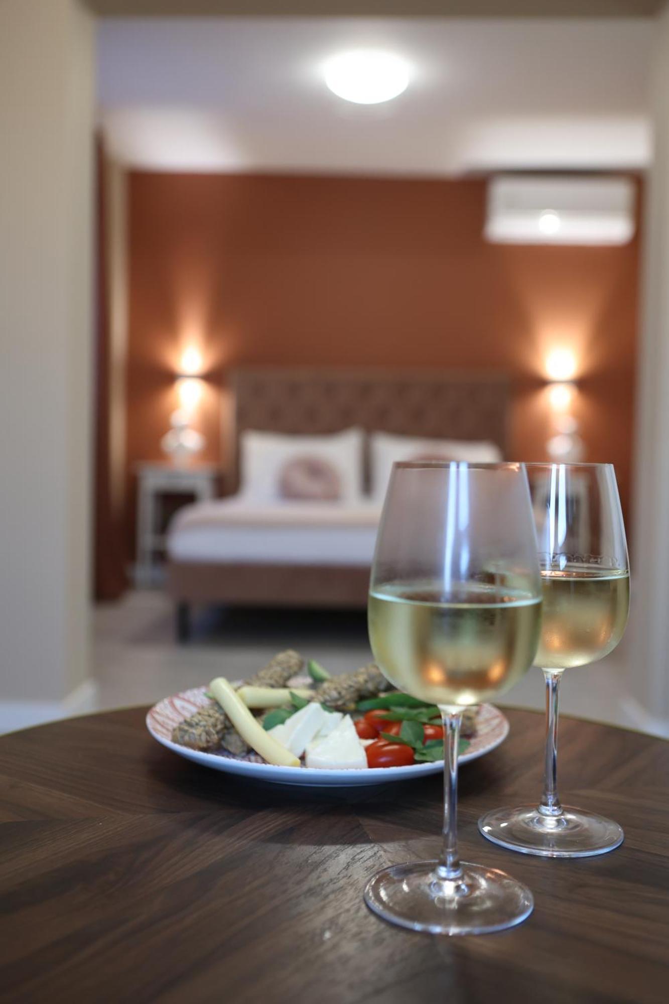 Ε121 Luxury Suites Edessa Bagian luar foto